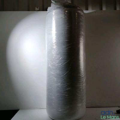 un vase emballé dans du plastique, posé sur une table