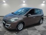la voiture marron est garée dans le garage sur un sol en damier