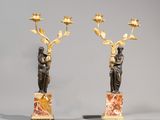 paire de candélabres en bronze et marbre, ornés de figures sur des socles en marbre
