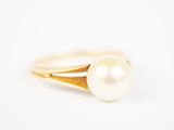 gros plan d'une bague en perle sur une surface blanche