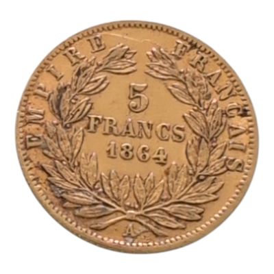 un gros plan d'une pièce de monnaie ornée d'une couronne