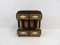 Petit cabinet portatif en bois noirci à deux colonnes, à déc… (photo 3)