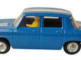 une petite voiture bleue avec un homme assis au volant