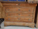 une commode en bois surmontée d'un miroir