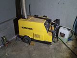 une machine jaune qui est garée dans le garage