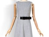 un mannequin portant une robe grise avec une ceinture noire