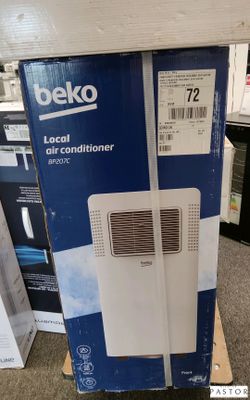 Le boîtier du climatiseur est posé par terre dans le magasin.