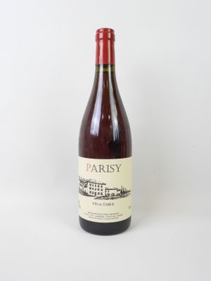 la bouteille de vin est posée sur une surface blanche