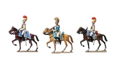 trois figurines représentant des hommes à cheval sur fond blanc