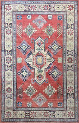 un tapis rouge et bleu à motifs en losanges