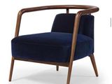 une image représentant une chaise bleue avec une structure en bois et des accoudoirs