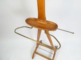 une chaise en bois dont l'assise est également en bois