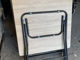 une pile de chaises et une table dans un garage