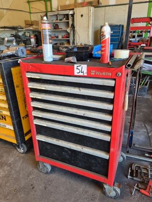 de nombreux outils sur le chariot dans le garage