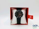 gros plan d'une montre dans une boîte sur une surface blanche