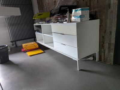 une photo d'une commode blanche dans un garage