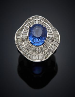 une bague en saphir bleu et diamant