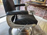 une chaise qui se trouve devant un miroir