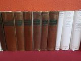 plusieurs livres sont alignés sur une table