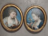 deux portraits encadrés représentant une femme et un enfant, dont l'un tient un oiseau dans ses mains