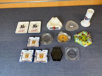 un grand nombre d'objets posés sur la table