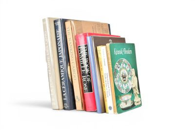 une pile de livres empilés les uns sur les autres sur une surface blanche