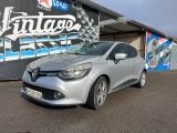 La voiture argentée est garée devant un immeuble recouvert de graffitis.