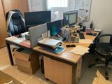 un bureau sur lequel sont posés deux écrans et un ordinateur portable
