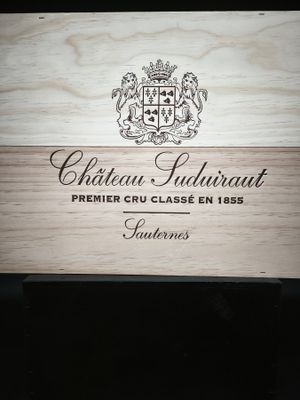 une boîte en bois portant une étiquette