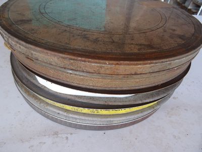 une pile de quatre assiettes en bois empilées les unes sur les autres