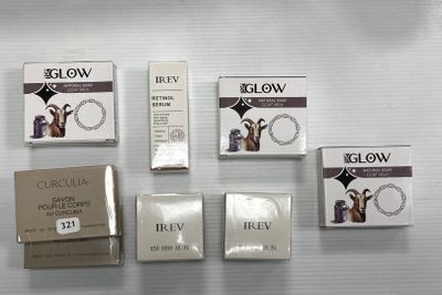 cinq boîtes de produits de maquillage posées sur une surface blanche