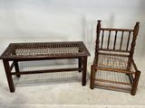 une paire de chaises anciennes en bois et une table sur fond blanc