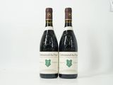 deux bouteilles de vin posées l'une à côté de l'autre sur une table