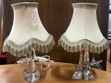 deux lampes posées sur une table dans une pièce