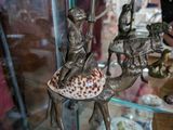une vitrine contenant la statue d'un homme à cheval
