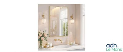 une photo d'une salle de bains avec un lavabo et un miroir