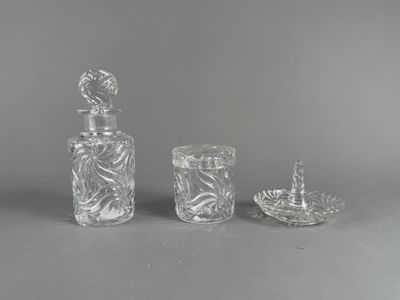 trois verres posés sur une table, avec une bougie et une bouteille