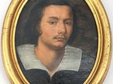 portrait d'un jeune homme portant une chemise à col noir et blanc