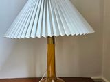 une lampe posée sur une table dans une pièce