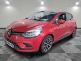 une voiture rouge garée dans un garage au sol en damier