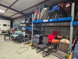 de nombreuses chaises et tables dans une pièce comportant de nombreuses étagères