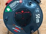 un tuyau posé sur un support au sol