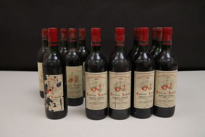 six bouteilles de vin sont alignées sur une table