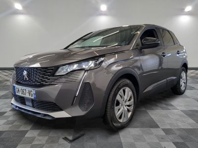 la voiture grise est garée sur un sol en damier dans le garage