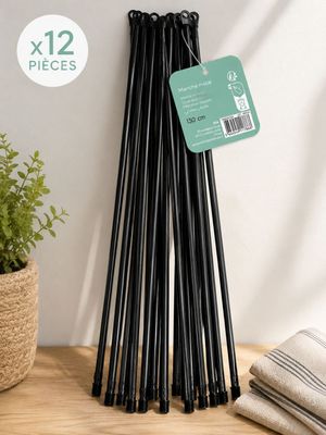un gros plan sur un tas de pailles noires posées sur une table