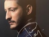 un gros plan d'une personne portant une veste sur laquelle figure une signature