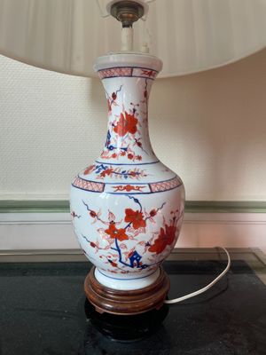une lampe posée sur une table sur laquelle se trouve une autre lampe