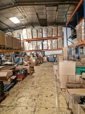un grand entrepôt rempli de boîtes et de cartons