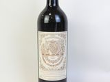 une bouteille de vin posée sur une table