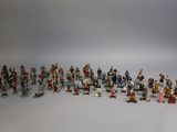 tout un tas de figurines alignées les unes à côté des autres
